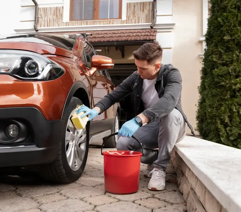 Lavage auto à domicile Berzé-la-Ville : professionnel intervenant sur un véhicule